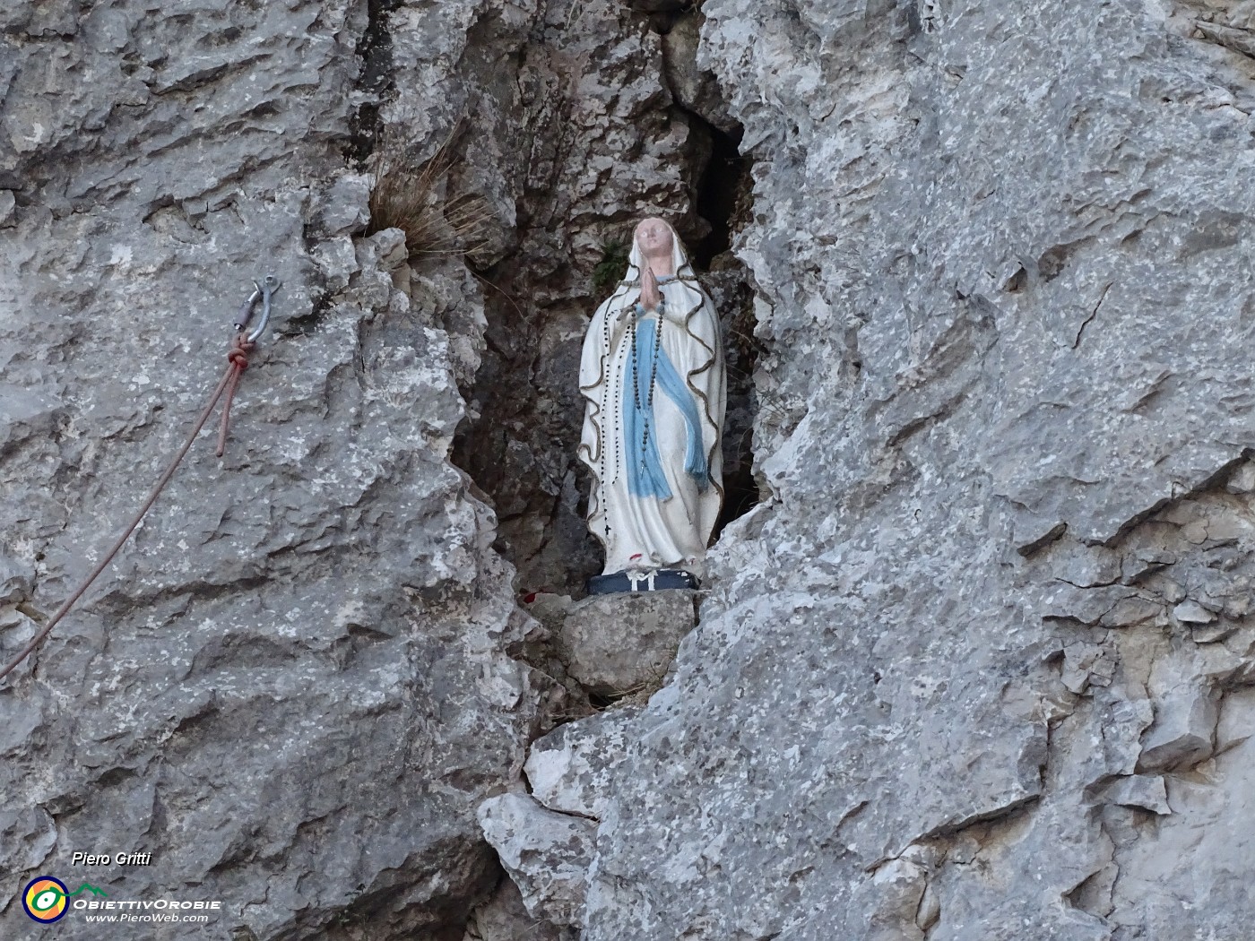 13 Un saluto alla Madonnina del G.A.M. posta tra le rocce.JPG